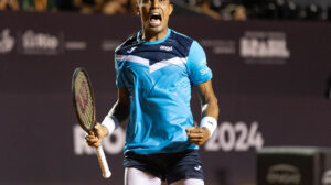Thiago Monteiro comemora ponto no Rio Open de tênis (foto: Fotojump)
