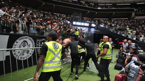 Torcida do Atlético também tentou invadir o campo, na Arena MRV (foto: Ramon Lisboa/EM/DA Press)