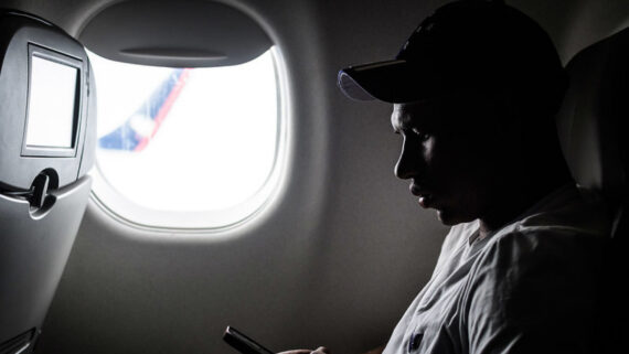 Wesley em voo de avião (foto: Gustavo Aleixo/Cruzeiro)