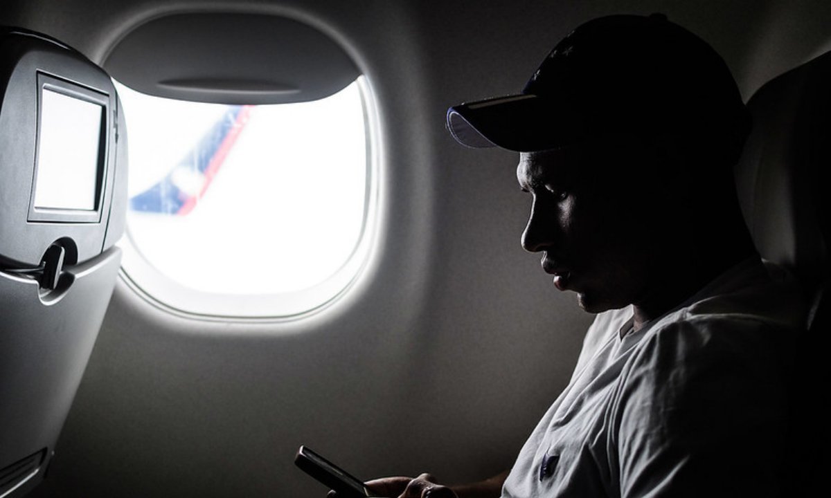 Wesley em voo de avião (foto: Gustavo Aleixo/Cruzeiro)