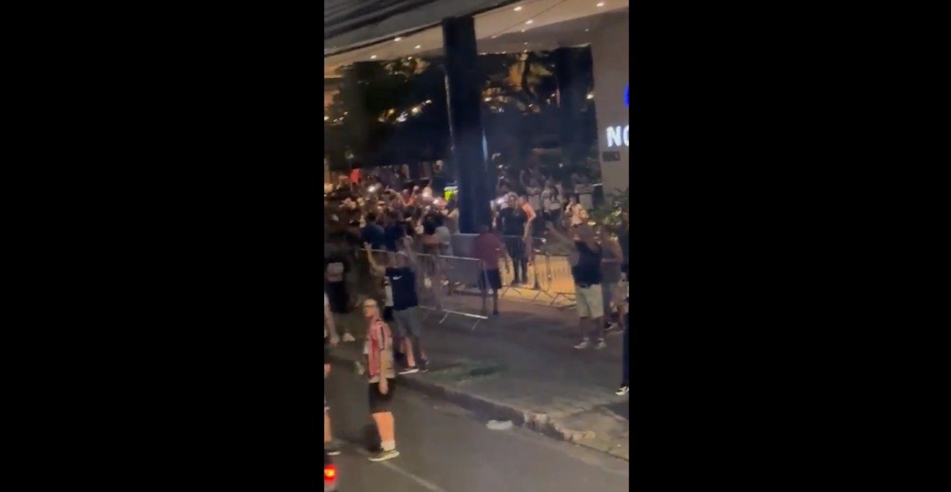 Ônibus do Palmeiras foi atingido por garrafa arremessada por são-paulino (foto: Reprodução/Twitter)