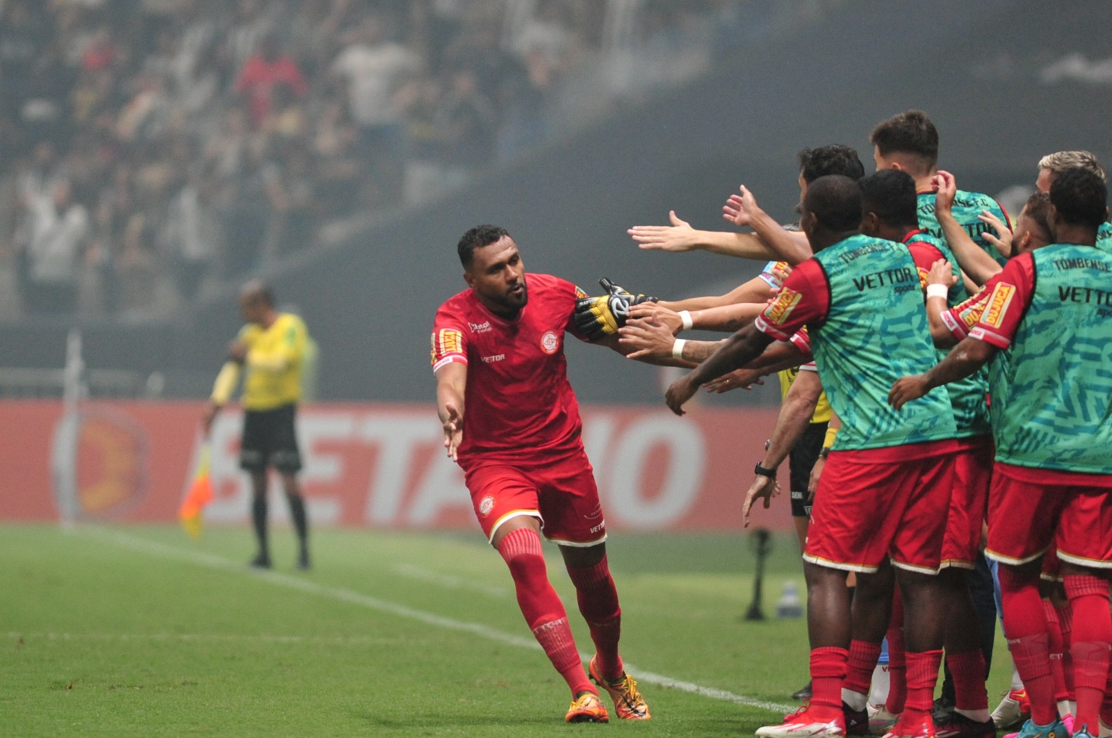 Ednei comemora gol diante do Atlético com companheiros de Tombense - (foto: Alexandre Guzanshe/EM/D.A Press)