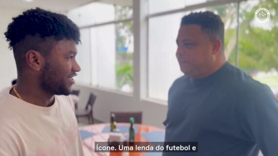 Cifuentes em conversa com Ronaldo, dono da SAF do Cruzeiro (foto: Reprodução/Cruzeiro)