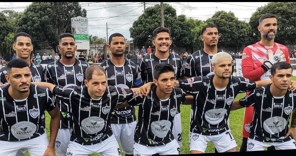 Gabriel Tota é o quarto jogador em pé da esquerda para a direita (foto: Instagram/galinhocarmense)