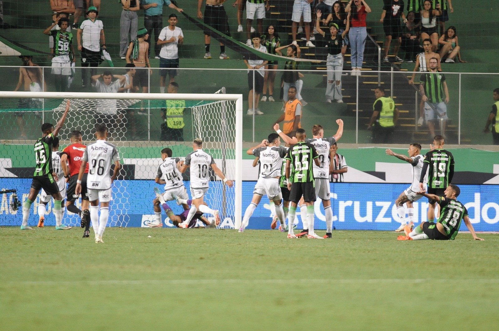 Clássico América x Atlético no Independência (foto: Alexandre Guzanshe/EM/D.A Press)