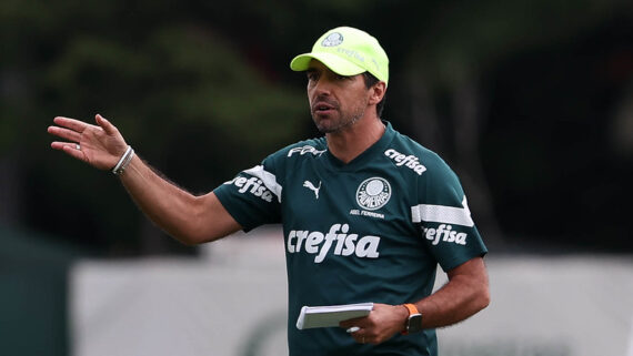 Abel Ferreira aponta para o lado durante treino do Palmeiras (foto: Cesar Greco/Palmeiras)