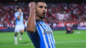 Adrián Martínez comemora gol do Racing na vitória sobre o Independiente em clássico de Avellaneda - Crédito: 