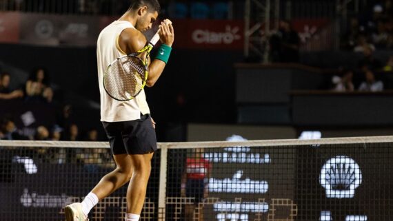 Carlos Alcaraz desiste de jogo com Thiago Monteiro no Rio Open (foto: Fotojump)