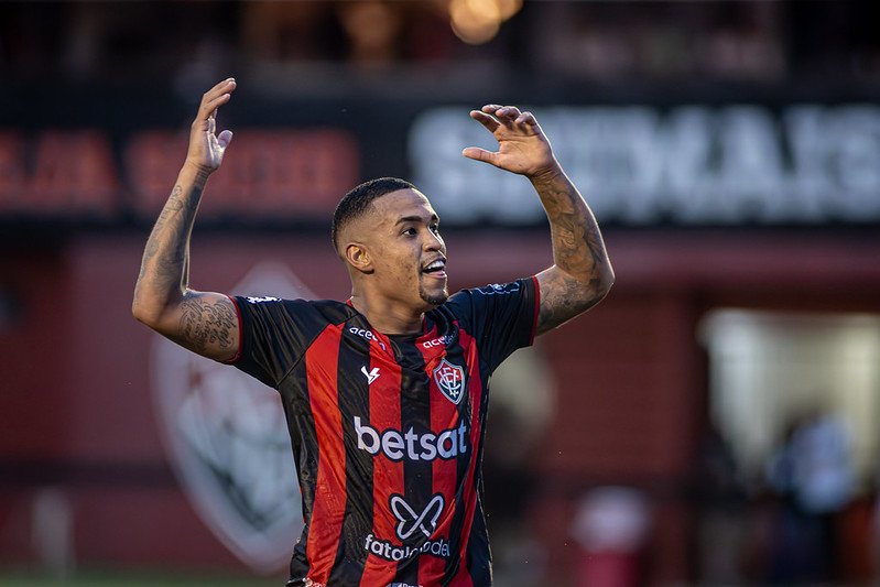 Alerrandro, do Vitória, comemora com a torcida (foto: Divulgação/Vitória)
