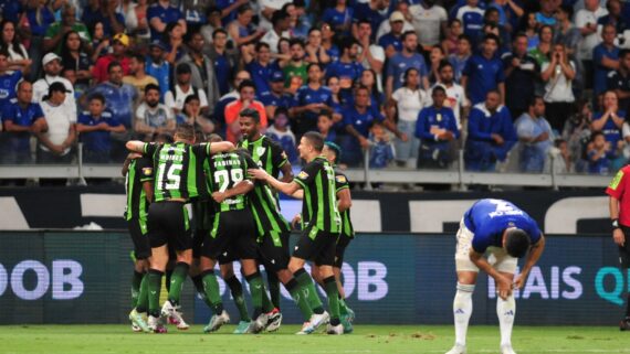 Jogadores do América comemoram gol contra o Cruzeiro (foto: Alexandre Guzanshe/EM/D.A Press)