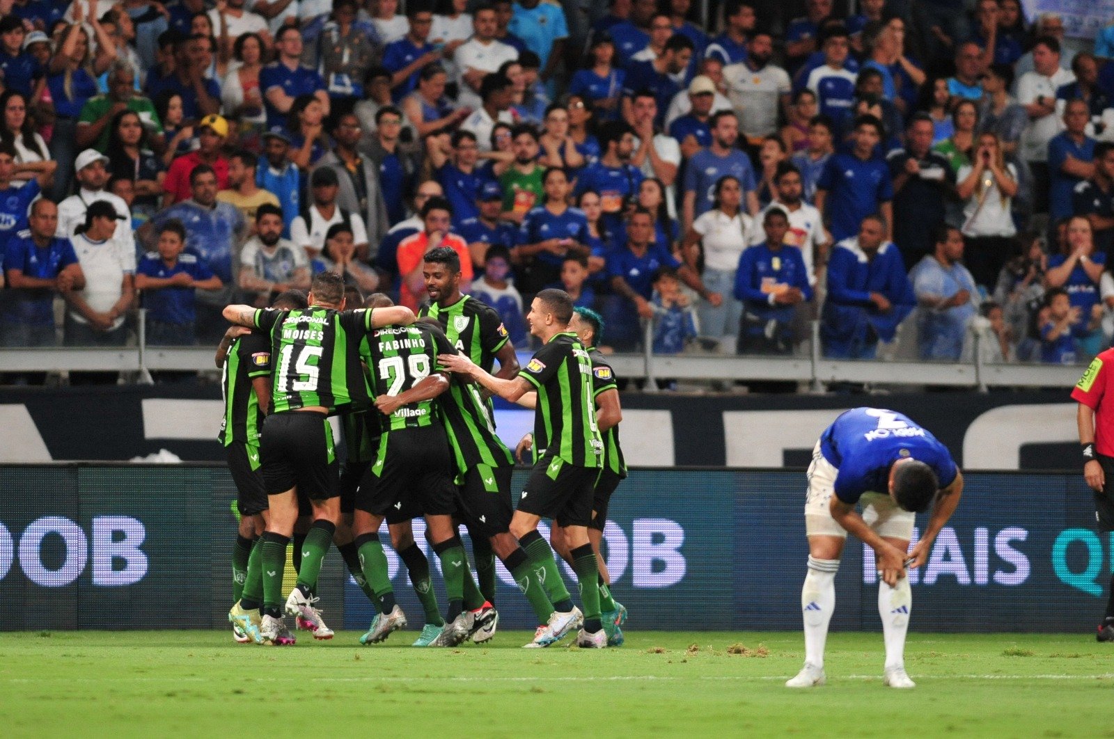 Jogadores do América comemoram gol contra o Cruzeiro (foto: Alexandre Guzanshe/EM/D.A Press)