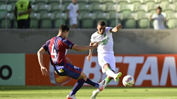 Lance do jogo entre América e Itabirito pelo Campeonato Mineiro (foto: Mourão Panda/América)