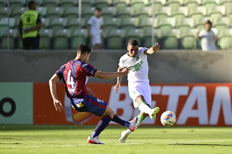 Lance do jogo entre América e Itabirito pelo Campeonato Mineiro (foto: Mourão Panda/América)