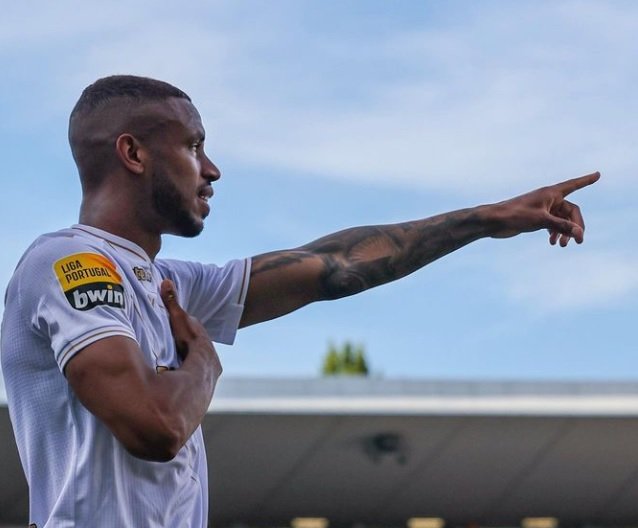 André Silva,do Vitória de Guimarães, aponta para a frente (foto: Divulgação)