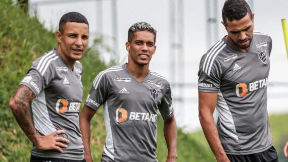 Arana ao lado de Pedrinho e Alan Kardec durante treino na Cidade do Galo (foto: Pedro Souza/Atlético)