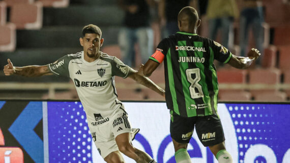 Rubens e Juninho, de Atlético e América, respectivamente, durante confronto pelo Campeonato Brasileiro de 2023 (foto: Pedro Souza/Atlético)