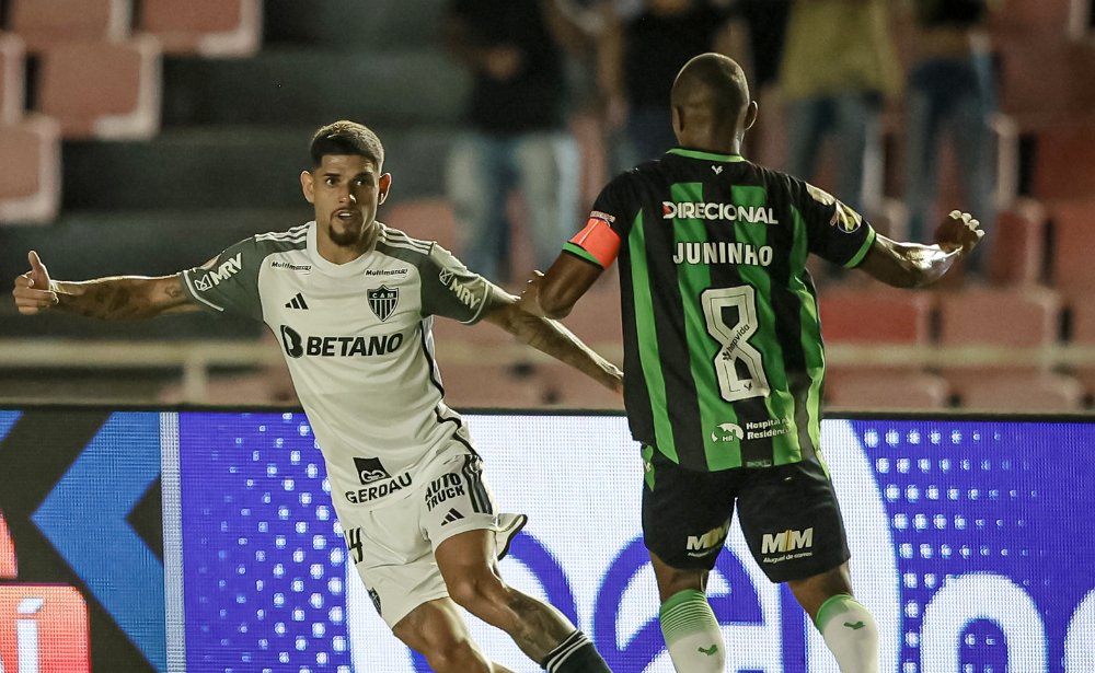 Rubens e Juninho, de Atlético e América, respectivamente, durante confronto pelo Campeonato Brasileiro de 2023 (foto: Pedro Souza/Atlético)