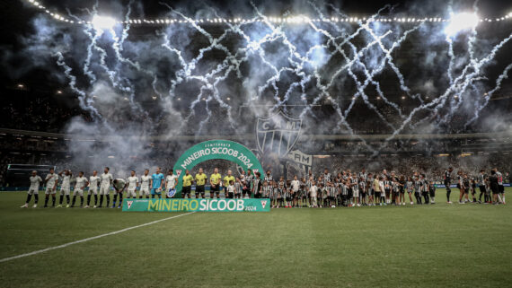 Times de Atlético e Cruzeiro perfilados antes de clássico pelo Campeonato Mineiro (foto: Pedro Souza/Atlético)