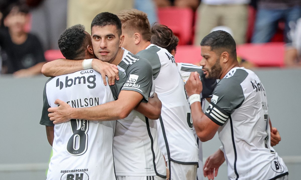 Jogadores do Atlético comemoram gol de Battaglia sobre o Itabirito (foto: Pedro Souza/Atlético)