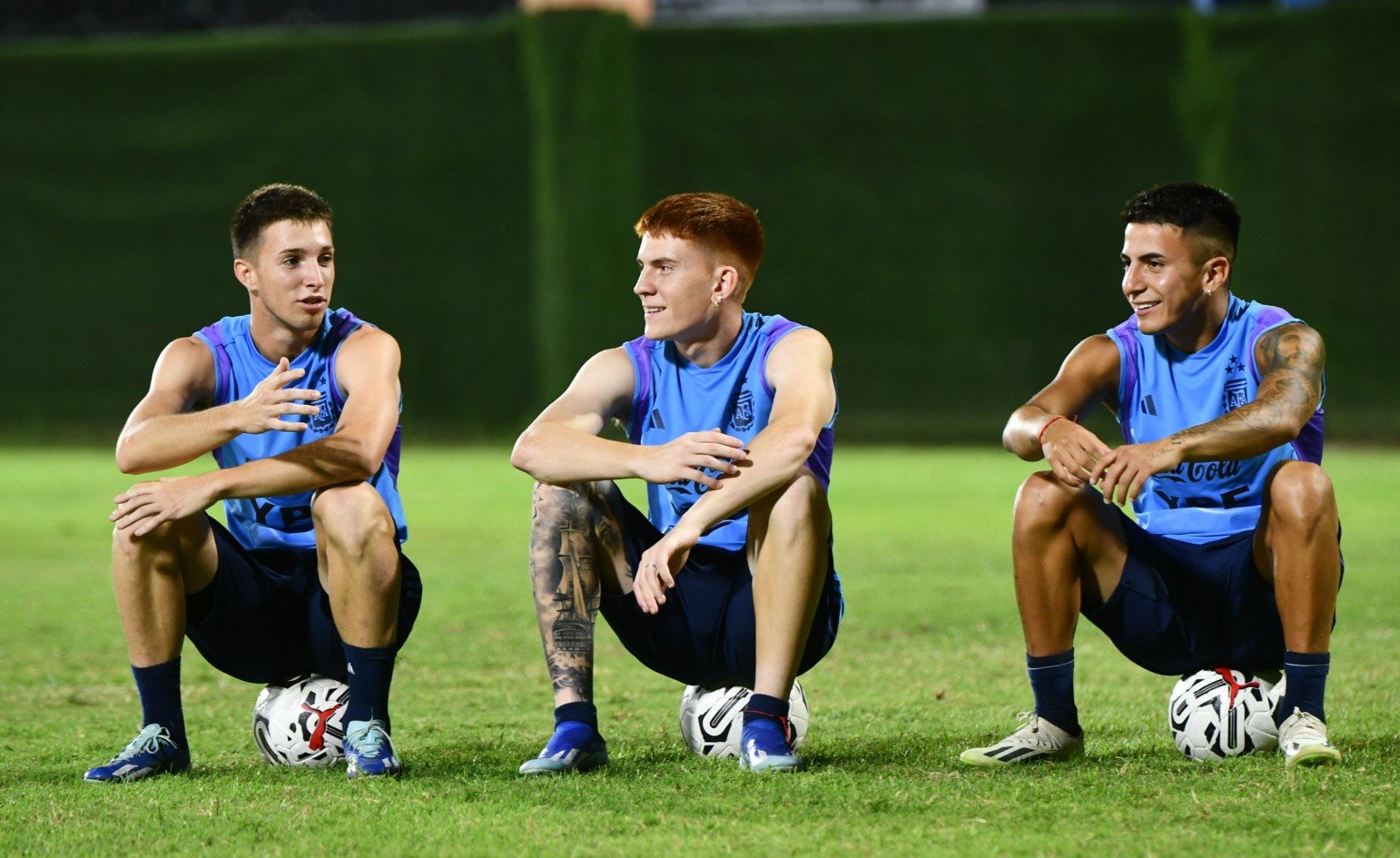 Barco e companheiros de Seleção Argentina (foto: Divulgação/AFA)