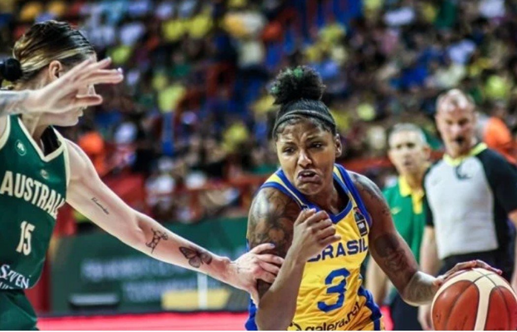 Jogadoras de Brasil e Austrália em quadra (foto: CBB/Divulgação)