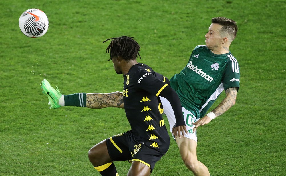 Bernard, meia-atacante que será reforço para o Atlético em julho, em ação pelo Panathinaikos (foto: Divulgação/Panathinaikos)