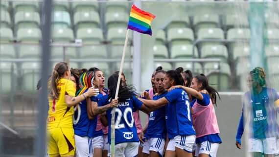 Após fazer gol sobre o Atlético na final do Mineiro, Byanca Brasil levantou a bandeirinha com as cores da comunidade LGBTQQICAAPF2K+ (foto: Staff Images Woman/Cruzeiro)