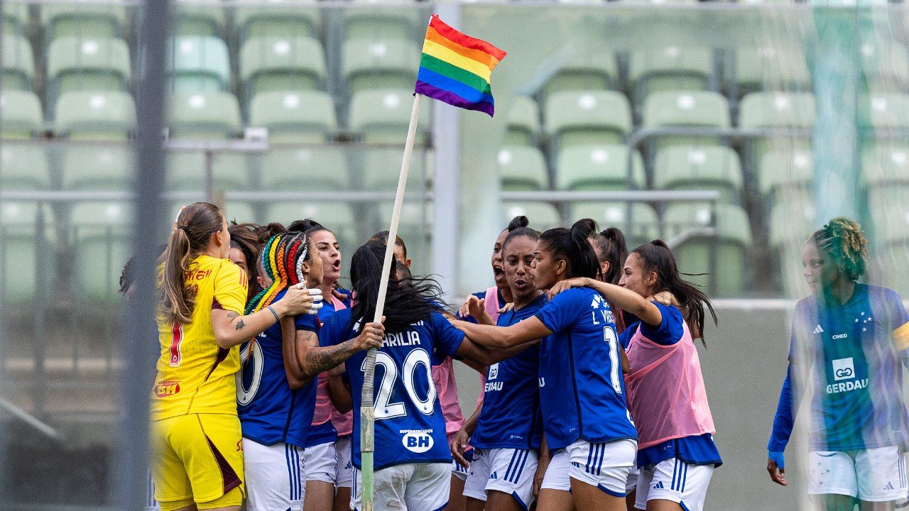 Após fazer gol sobre o Atlético na final do Mineiro, Byanca Brasil levantou a bandeirinha com as cores da comunidade LGBTQQICAAPF2K+ (foto: Staff Images Woman/Cruzeiro)