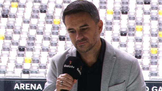 Rodrigo Caetano, ex-diretor de futebol do Atlético, durante entrevista de despedida (foto: Reprodução/GaloTV)