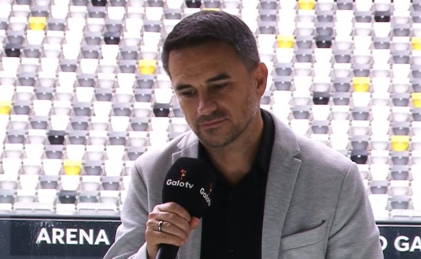 Rodrigo Caetano, ex-diretor de futebol do Atlético, durante entrevista de despedida (foto: Reprodução/GaloTV)