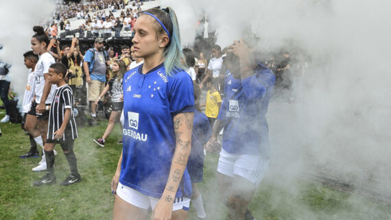 Zagueira Vitória Calhau entra no gramado da Neo Química Arena (foto: Staff Images/Cruzeiro)