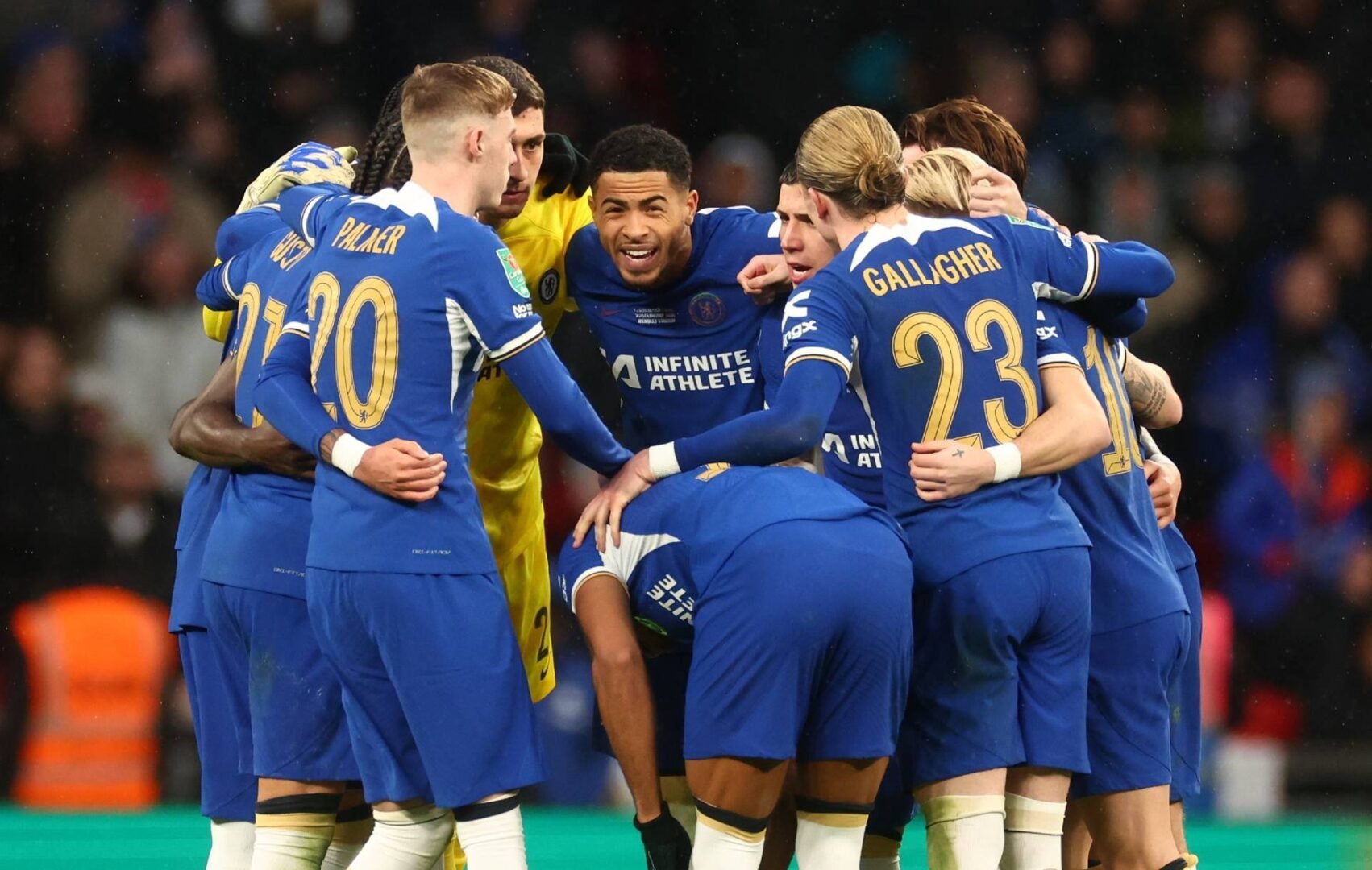 Jogadores do Chelsea reunidos abraçados no campo (foto: Divulgação/Chelsea)