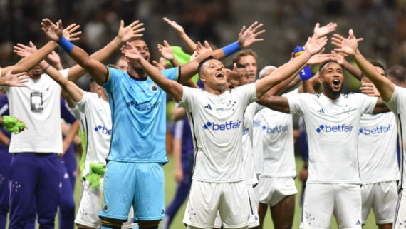 Jogadores do Cruzeiro comemoram vitória sobre o Atlético na Arena MRV (foto: Ramon Lisboa/EM/DA Press)