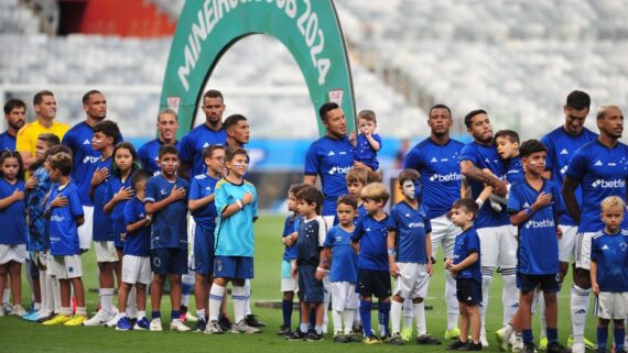 Titulares do Cruzeiro no gramado do Mineirão (foto: Alexandre Guzanshe/EM/DA Press)