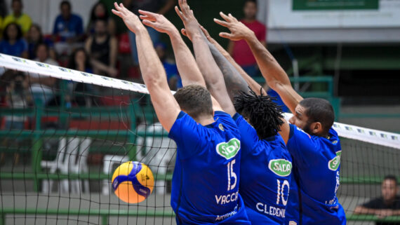 Lance de uma partida de vôlei do Cruzeiro (foto: Agência i7/Cruzeiro)