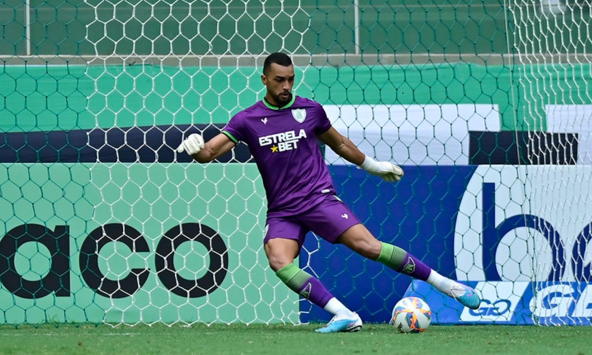 Dalberson chutando bola de futebol (foto: Mourão Panda/América)