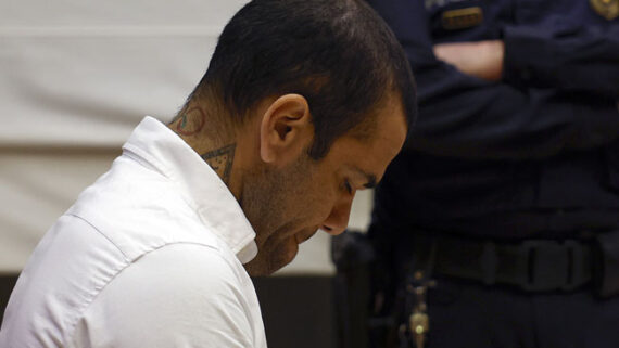 Daniel Alves no julgamento (foto:  ALBERTO ESTEVEZ/AFP)