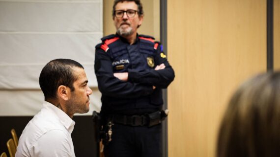 Daniel Alves durante julgamento de caso de abuso sexual (foto: Jordi Borras/AFP)