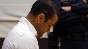 Daniel Alves de cabeça baixa durante julgamento (foto: Alberto Estevez/AFP)