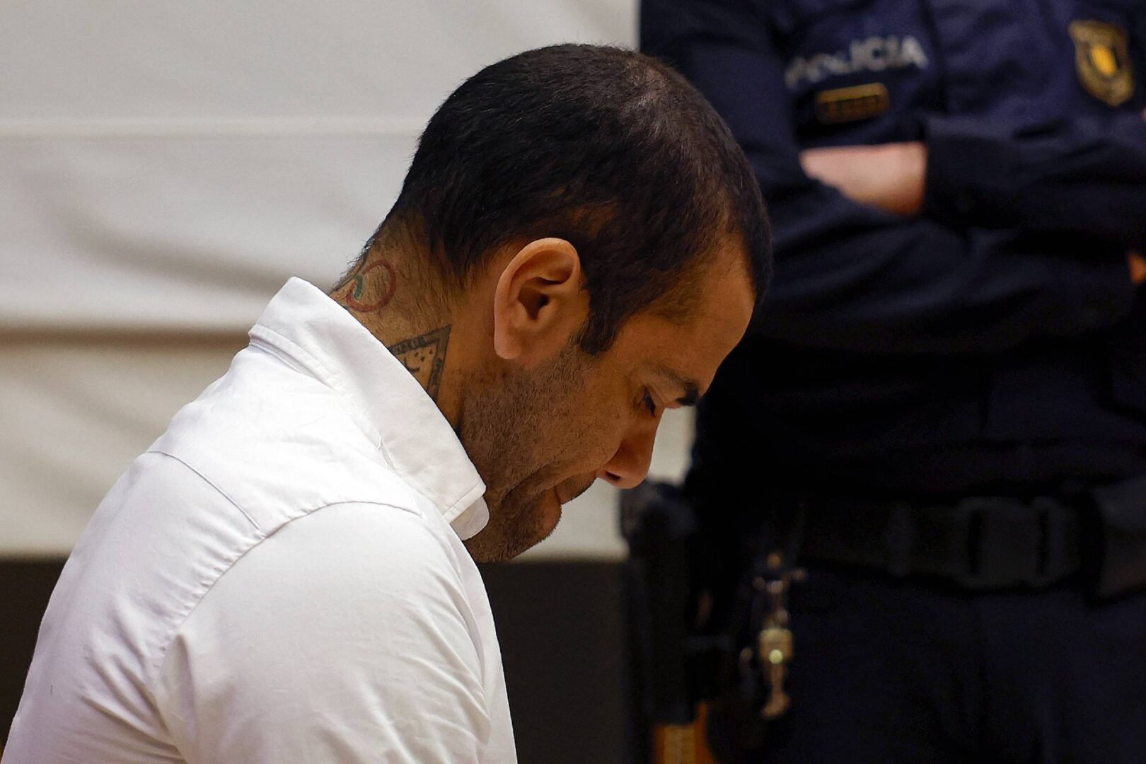 Daniel Alves de cabeça baixa durante julgamento (foto: Alberto Estevez/AFP)