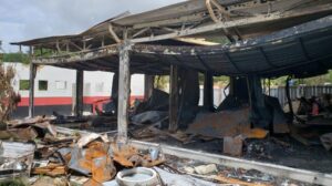 Escombros dos contêiners que foram destruídos após o incêndio que vitimou dez adolescentes  - Crédito: 