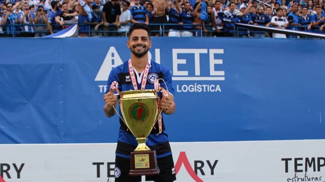 Everton Júnior posa com troféu da Copa Santa Catarina, vencido pelo Atlético Tubarão (foto: Divulgação/Atlético Tubarão)