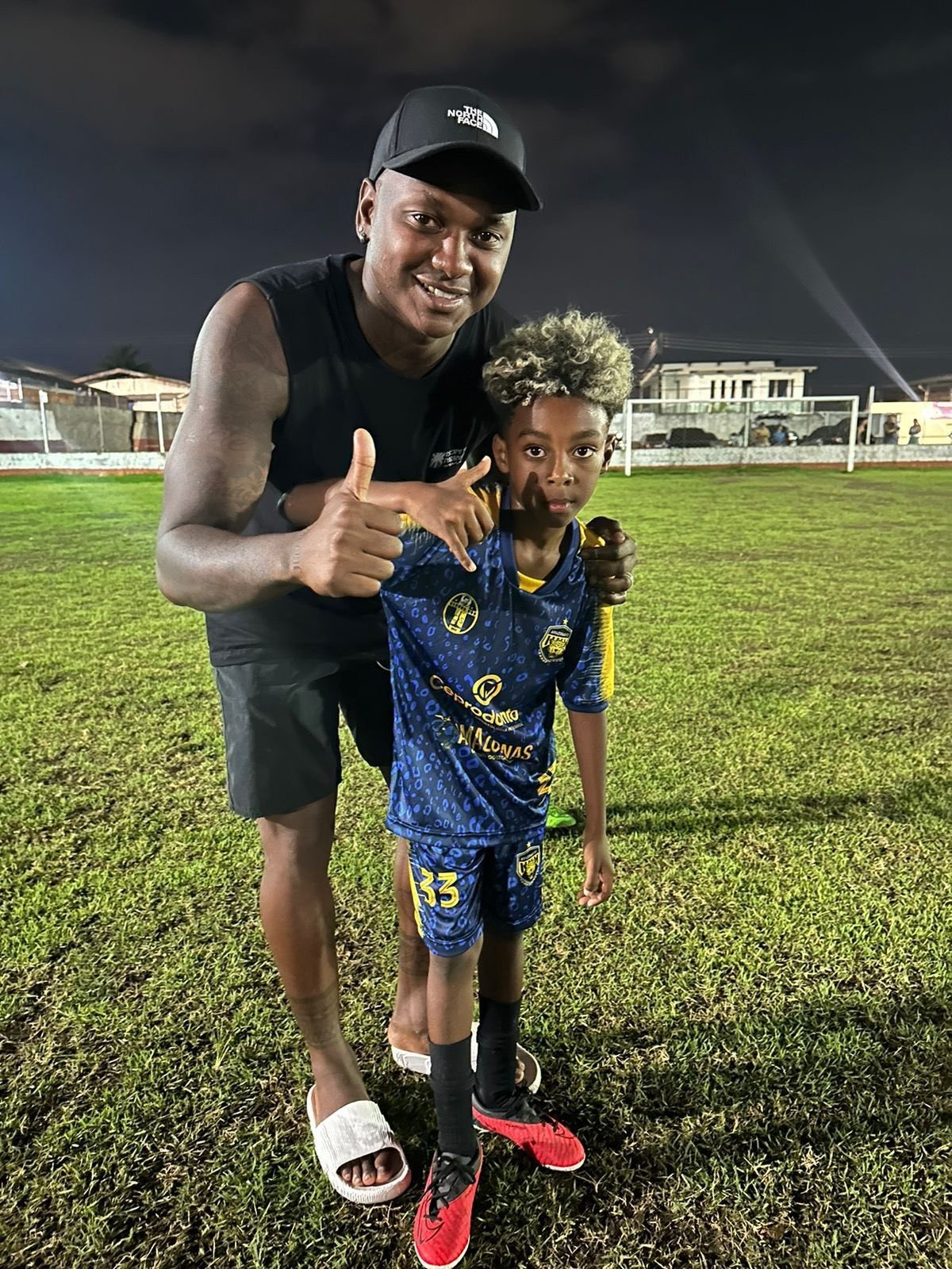 Sassá posa para foto ao lado do filho - (foto: Divulgação)