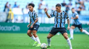 Jogadores do Grêmio em jogo contra o Santa Cruz-RS (foto: LUCAS UEBEL/GREMIO FBPA)