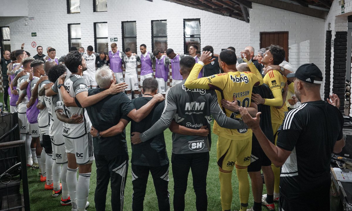 Jogadores do Atlético reunidos antes do jogo contra o Athletic (foto: Pedro Souza/Atlético)