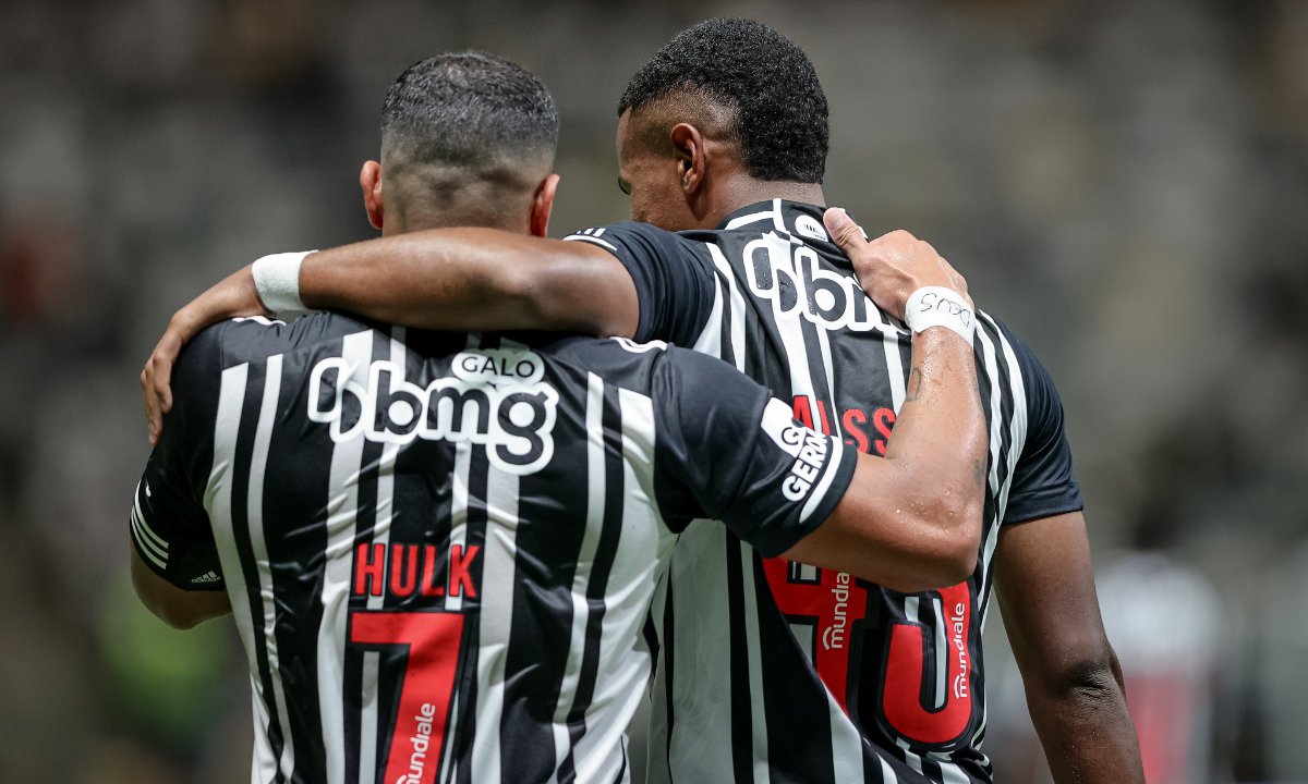 Hulk abraça Alisson após o jovem marcar gol pelo Atlético na Arena MRV (foto: Pedro Souza/Atlético)