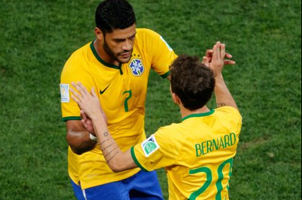 Hulk e Bernard pela Seleção Brasileira (foto: Reprodução)
