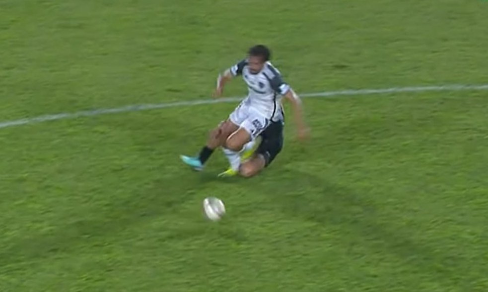 Wallisson levou amarelo após entrada em Igor Gomes (foto: Reprodução/Premiere)