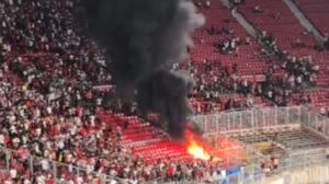 Incêndio provocado pela barra brava do Colo-Colo no Estádio Nacional do Chile - Crédito: 