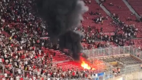 Incêndio provocado pela barra brava do Colo-Colo no Estádio Nacional do Chile (foto: Reprodução/Redes Sociais)